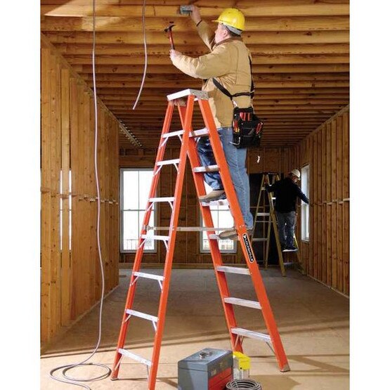 Louisville Ladder FS1308HD 8 Ft Fiberglass Standard Ladder Cap: 375 Lbs Type Iaa-1